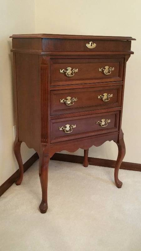 lot 3 image: Bassett Cherry Wood 3 Drawer Server  Cabinet