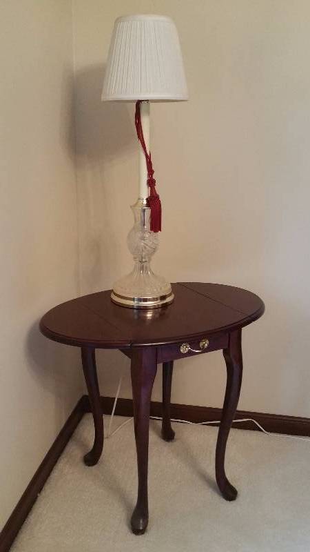 lot 4 image: Drop Leaf Cherry Wood Corner Table & Lamp