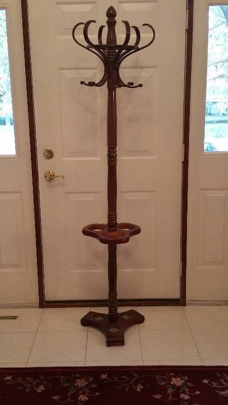 lot 7 image: Tall Wooden Coat & Hat Tree