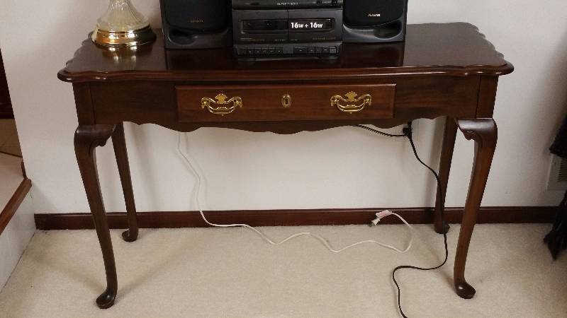 lot 8 image: Provincial Console Table & Lamp