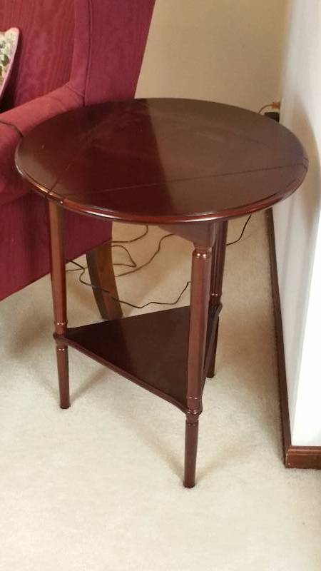 lot 9 image: Bombay Tri-Drop Leaf Occasional Table