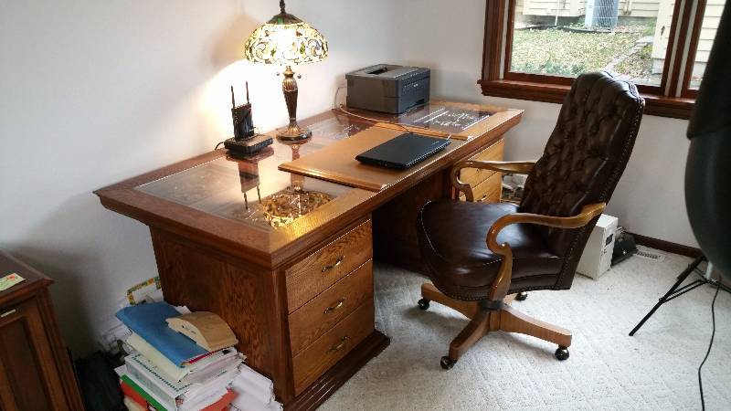 lot 11 image: Handsome Solid Oak Desk & Office Chair