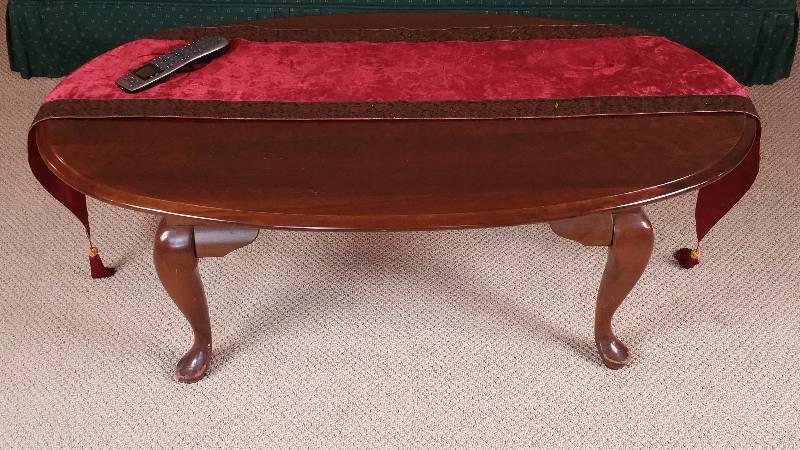 lot 14 image: Solid Wood Coffee Table