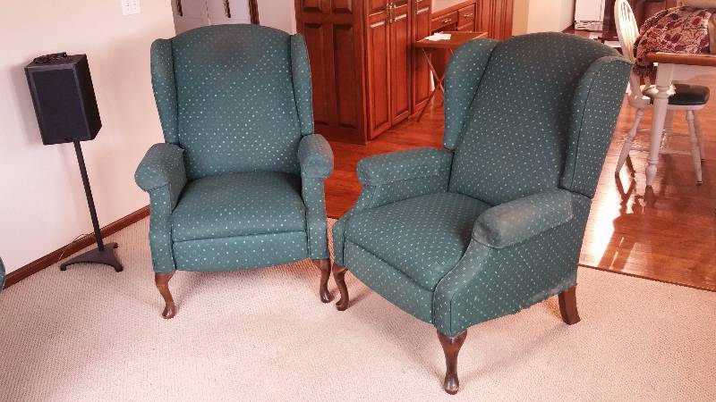 lot 24 image: (2) Bassett Reclining Chairs