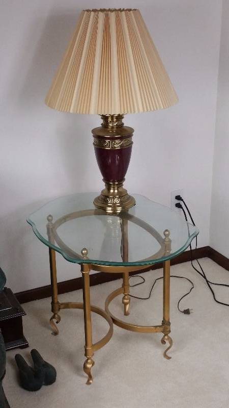 lot 25 image: Metal & Glass End Table & Lamp