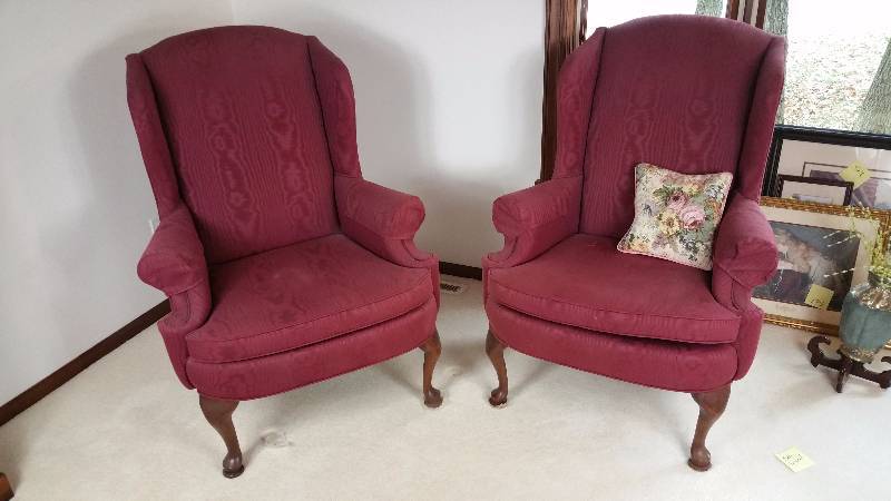 lot 28 image: (2) Upholstered Chairs