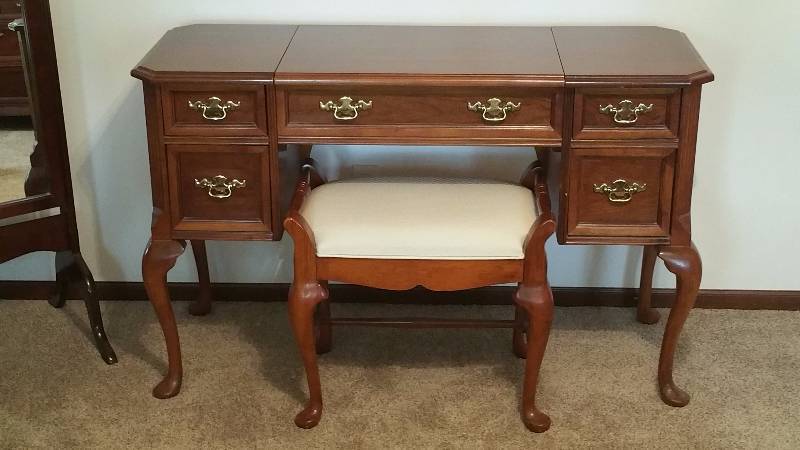 lot 48 image: Bassett Eden House Lift Top Vanity