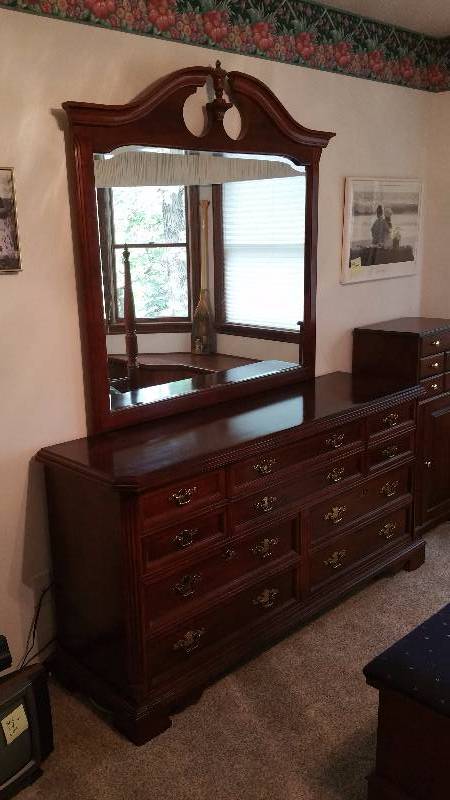 lot 50 image: Gorgeous Mirrored Chest of Drawers  Dresser