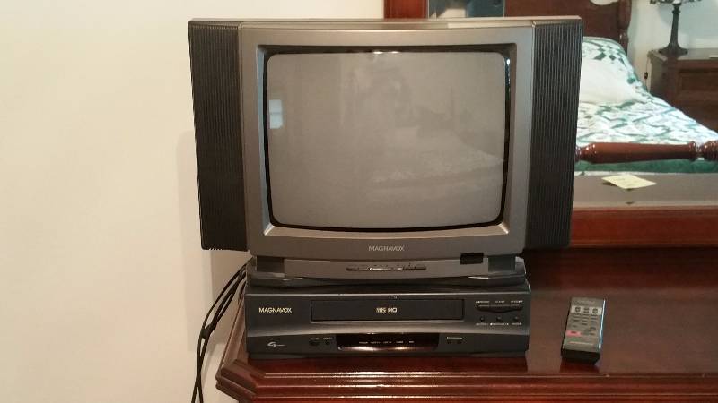 lot 54 image: Magnavox TV & VCR Set
