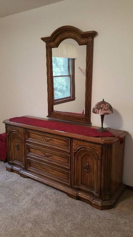 lot 55 image: Stanley Chest of Drawers & Mirror Set