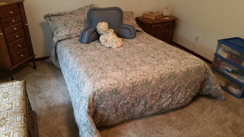 lot 60 image: Full Sized Bed Set