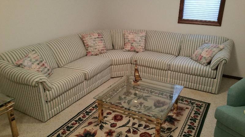 lot 64 image: Flexsteel Sectional Sofa