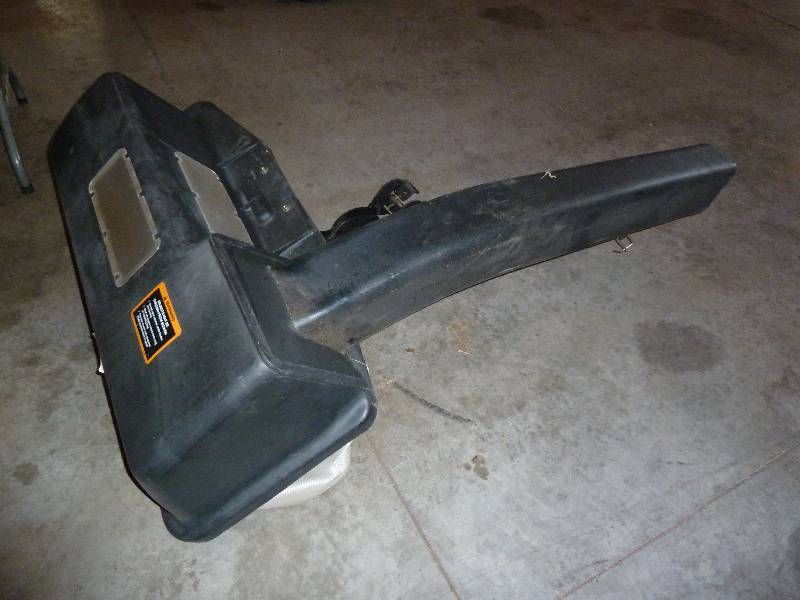 lot 33 image: John Deere Bagger for Power Flow