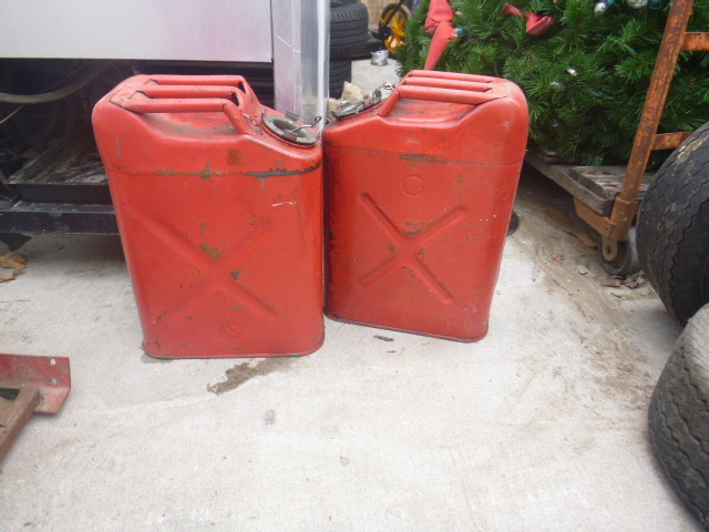 2 Jari Gas Cans