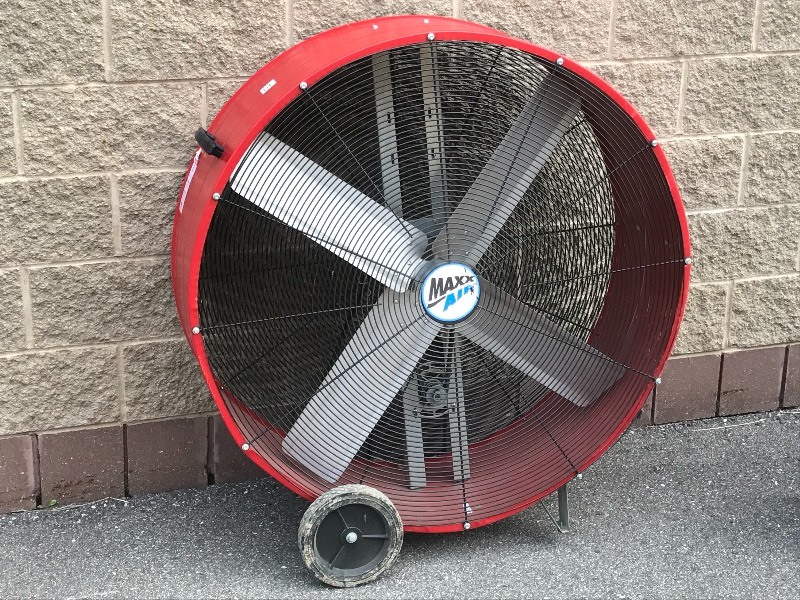 lot 35 image: Commercial Floor Fan