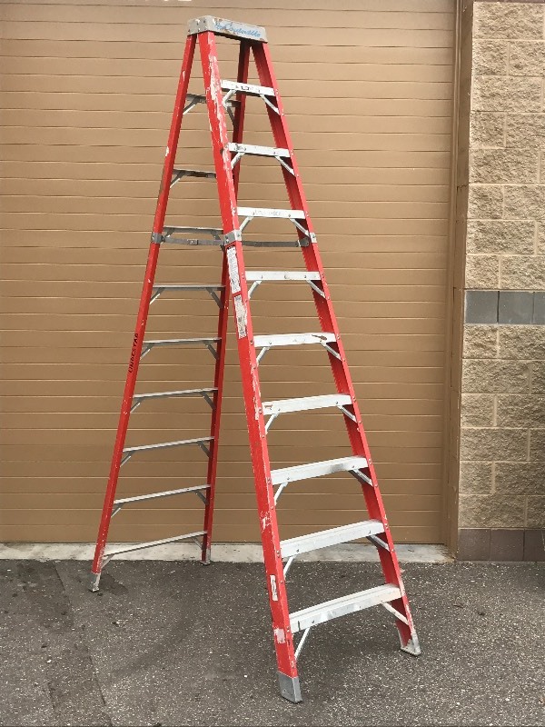 lot 30 image: Louisville Step Ladder