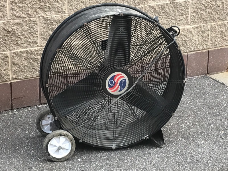 lot 36 image: Commercial Floor Fan
