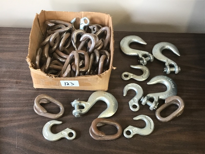 lot 123 image: New Chain Hooks & Repair Links