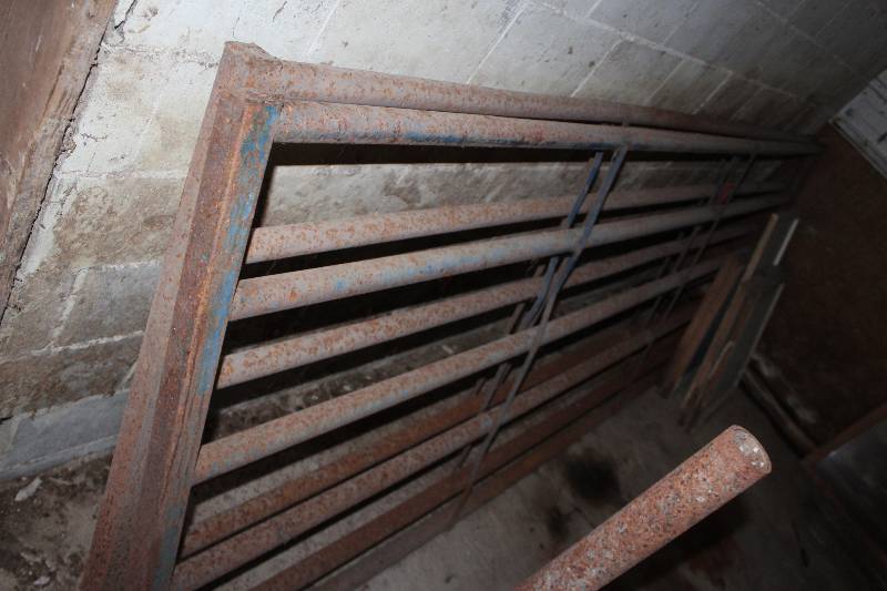lot 25 image: Lot of (4) Commercial Cattle Gates