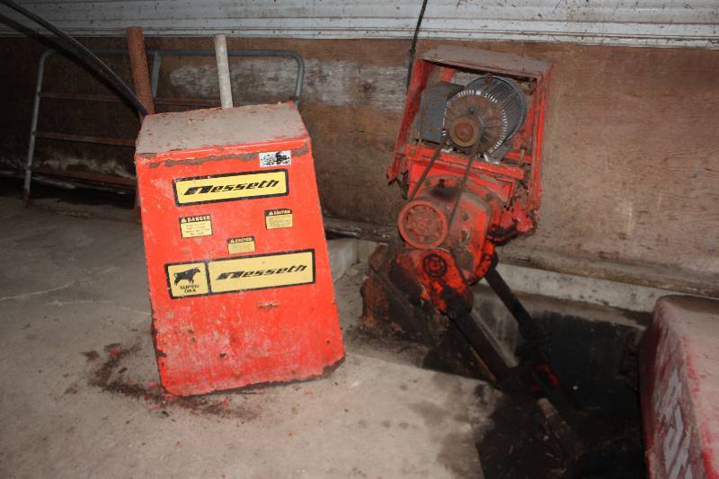 lot 23 image: Nesseth Super Oxx Commercial Manure Spreader