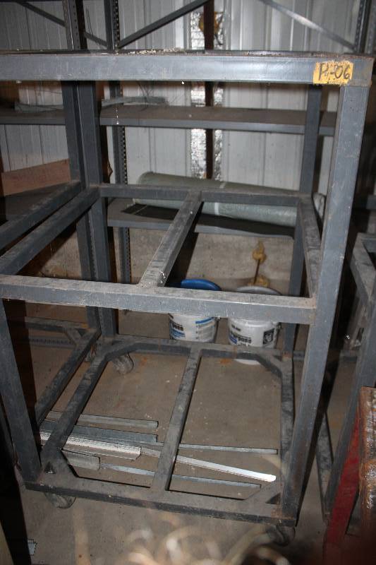 lot 8 image: Rolling Metal Rack