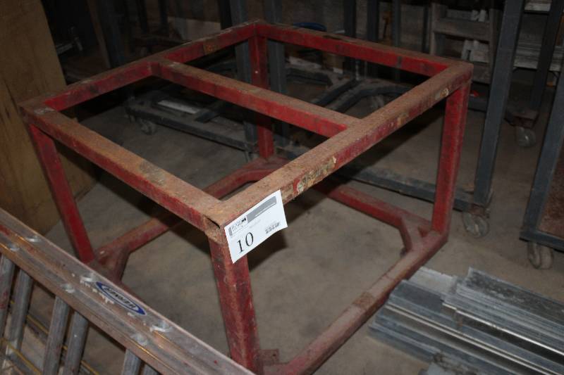 lot 10 image: Rolling Metal Rack