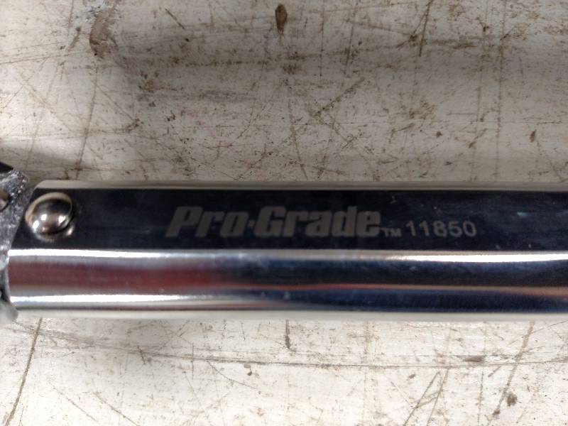 lot 211 image: Pro-Grade 11850 38 Clicker Torque ...