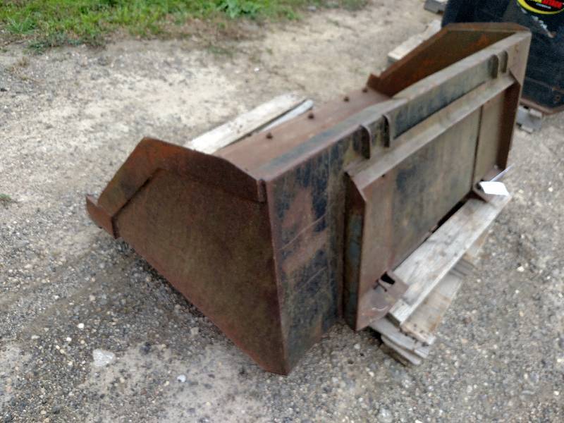 lot 3 image: Skid Loader Dirt Bucket, Bolt on Cu...