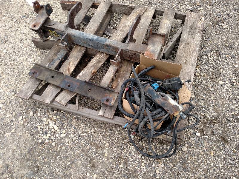 lot 25 image: Boss Smart Hitch RT3 Snow Plow Moun...