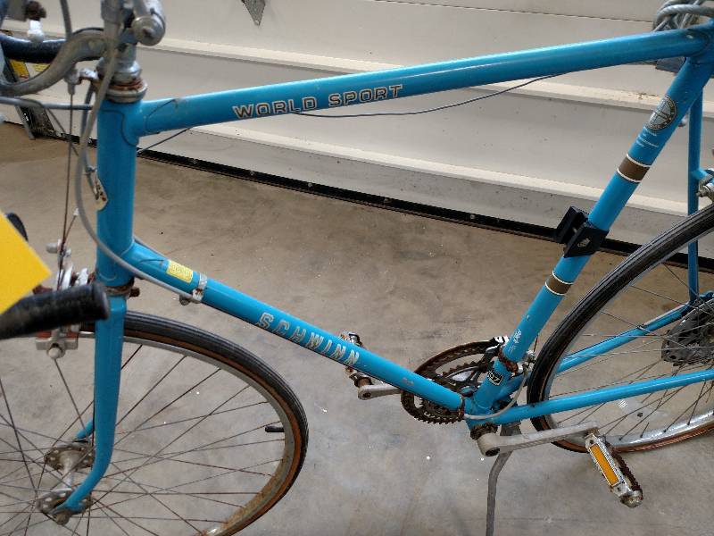 lot 38 image: Schwinn World Sport 28 10 Speed Bi...