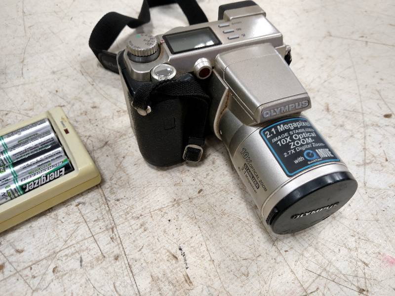 lot 339 image: Olympus Camedia C-2100 Digital Came...