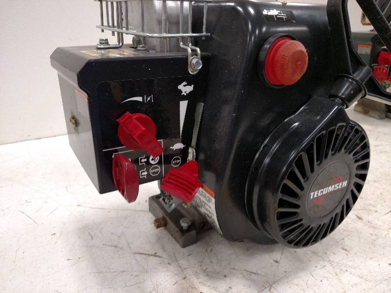 lot 261 image: Techumseh Snow Blower Engine, NewU...