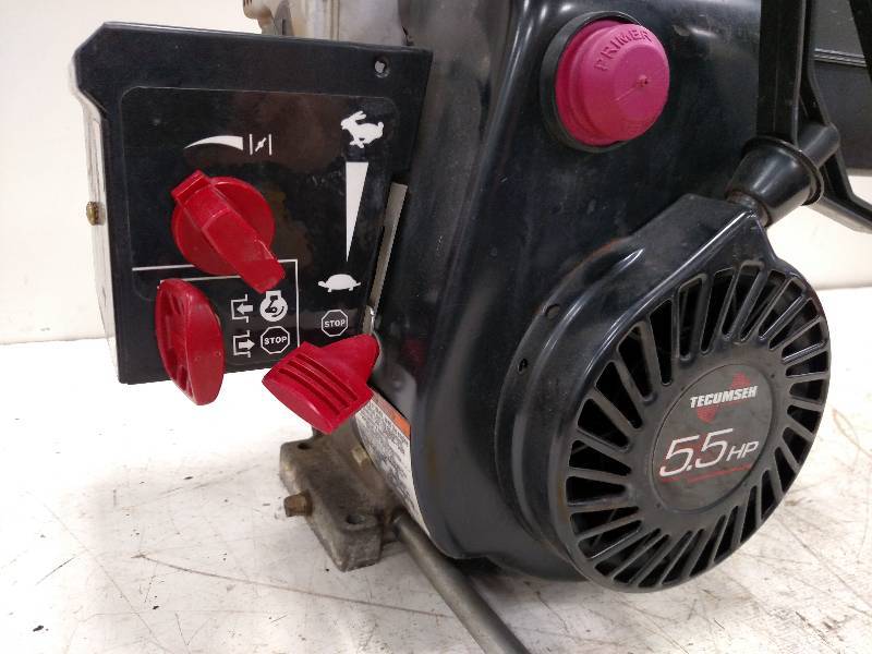 lot 262 image: Techumseh 5.5 hp. Snow Blower Engin...