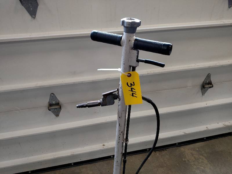 lot 344 image: Omega 22 Ton AirHydraulic Jack