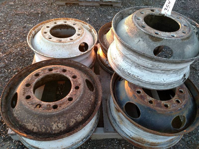 lot 354 image: (6) Truck Rims
