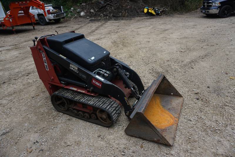 lot 1 image: Toro Dingo Model TX-525 Mini Wide Track Ride On Bobcat Skid Loader Skid Steer