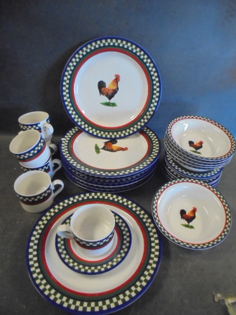 lot 14 image: Dinnerware