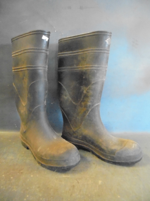 lot 15 image: Rubber Boots