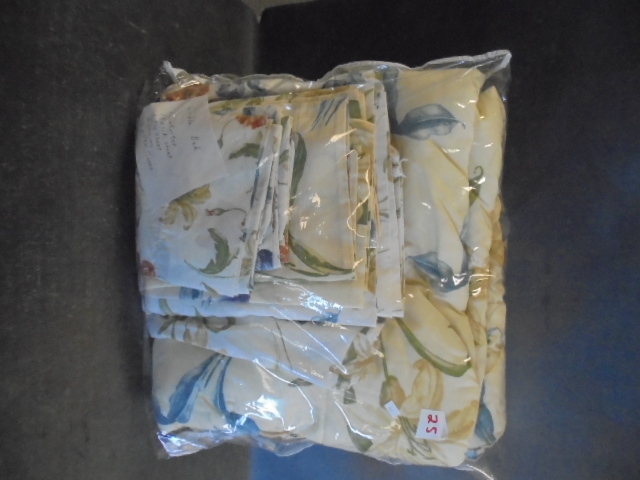 lot 25 image: Comforter Set
