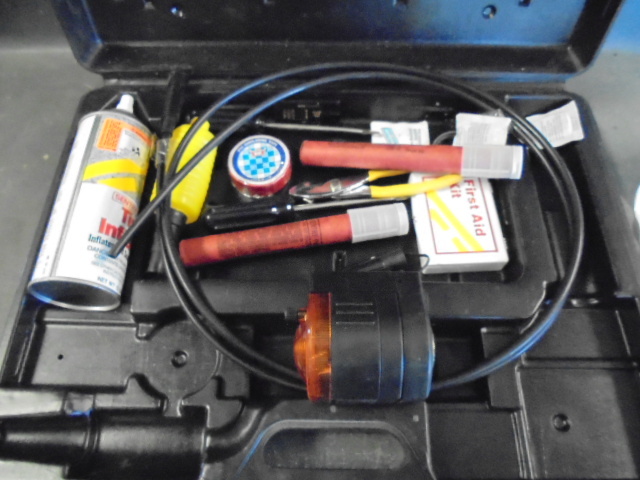 lot 28 image: Roadside Emergency Kit