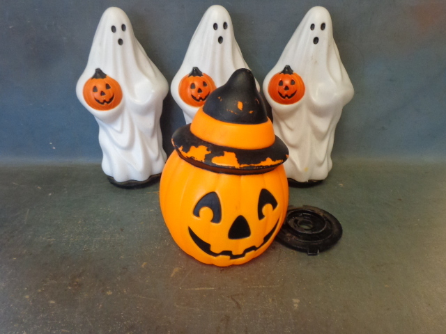 lot 37 image: Halloween Decorations