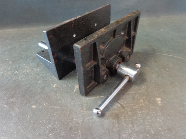 lot 61 image: Small Bench Vice