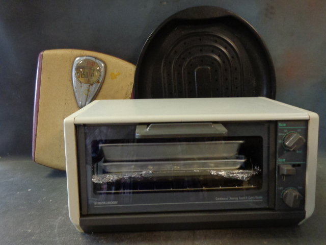 lot 72 image: Toaster Oven and Scale