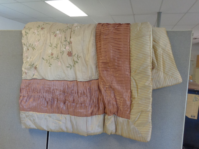 lot 57 image: Bed Comforter King Size, 2 Shams