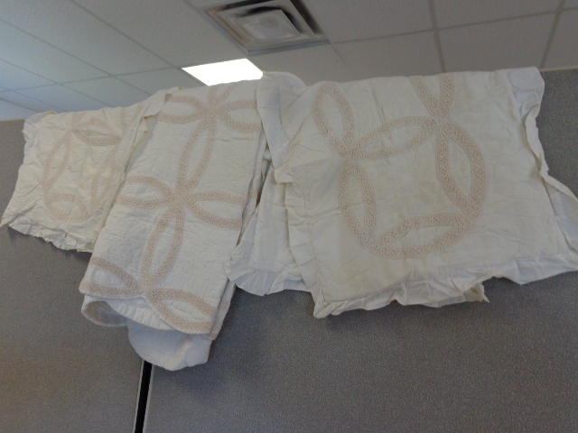 lot 59 image: Bed Comforter King Size, 2 Shams