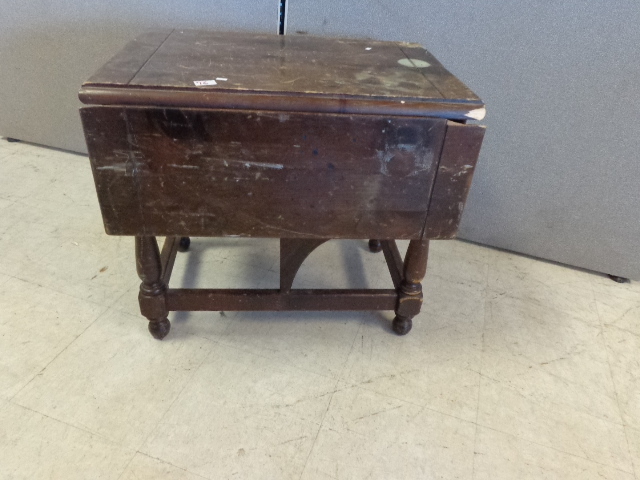 lot 76 image: Vintage Drop Leaf End Table