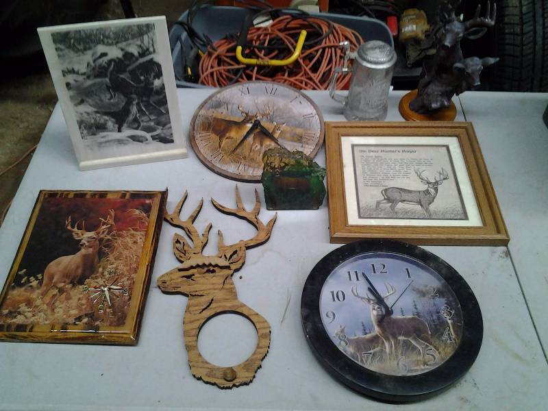 lot 15 image: Lot Of Deer Theme Decor