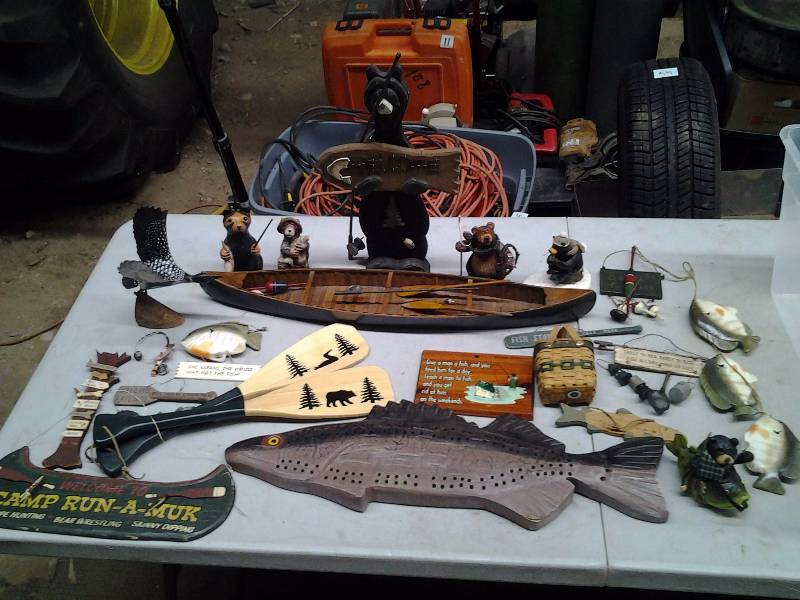 lot 19 image: Lot Of Rustic Decor (Fishing, Bears, Loon)