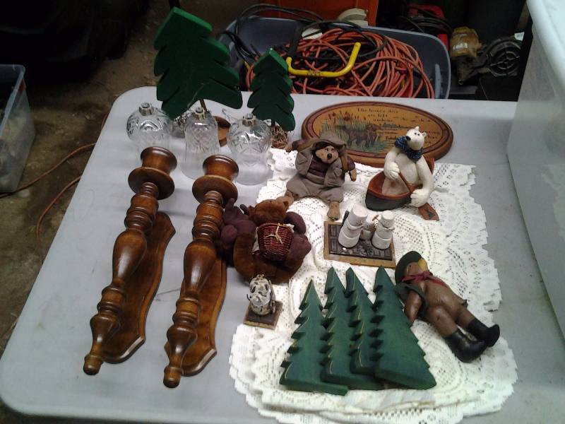 lot 23 image: Lot Of Rustic Decor (Bears, Trees, Doilies, Wall Sconces)