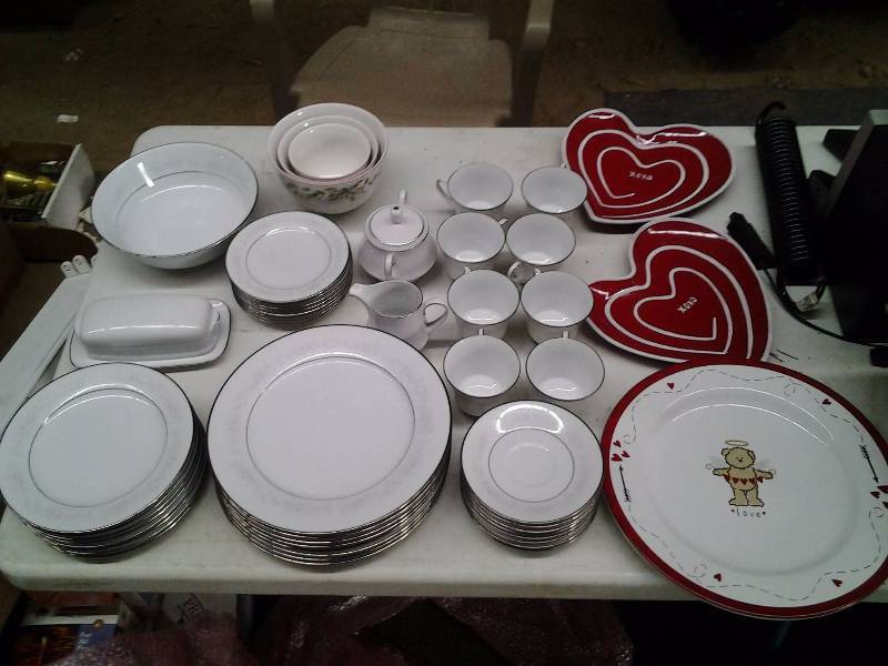 lot 35 image: Noritake China Service For 8